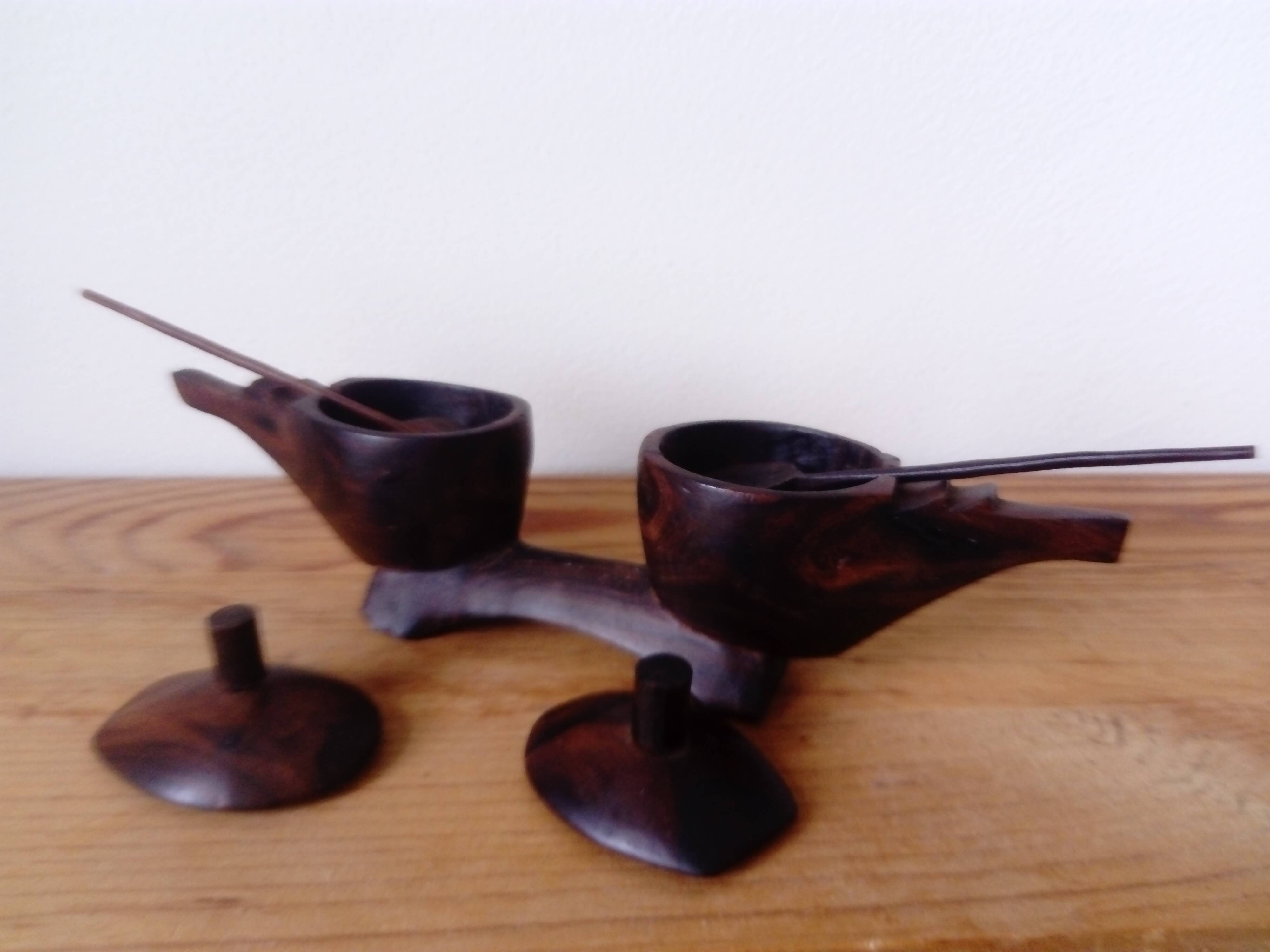 Salt and pepper shakers in carved wood, african craftsmanship