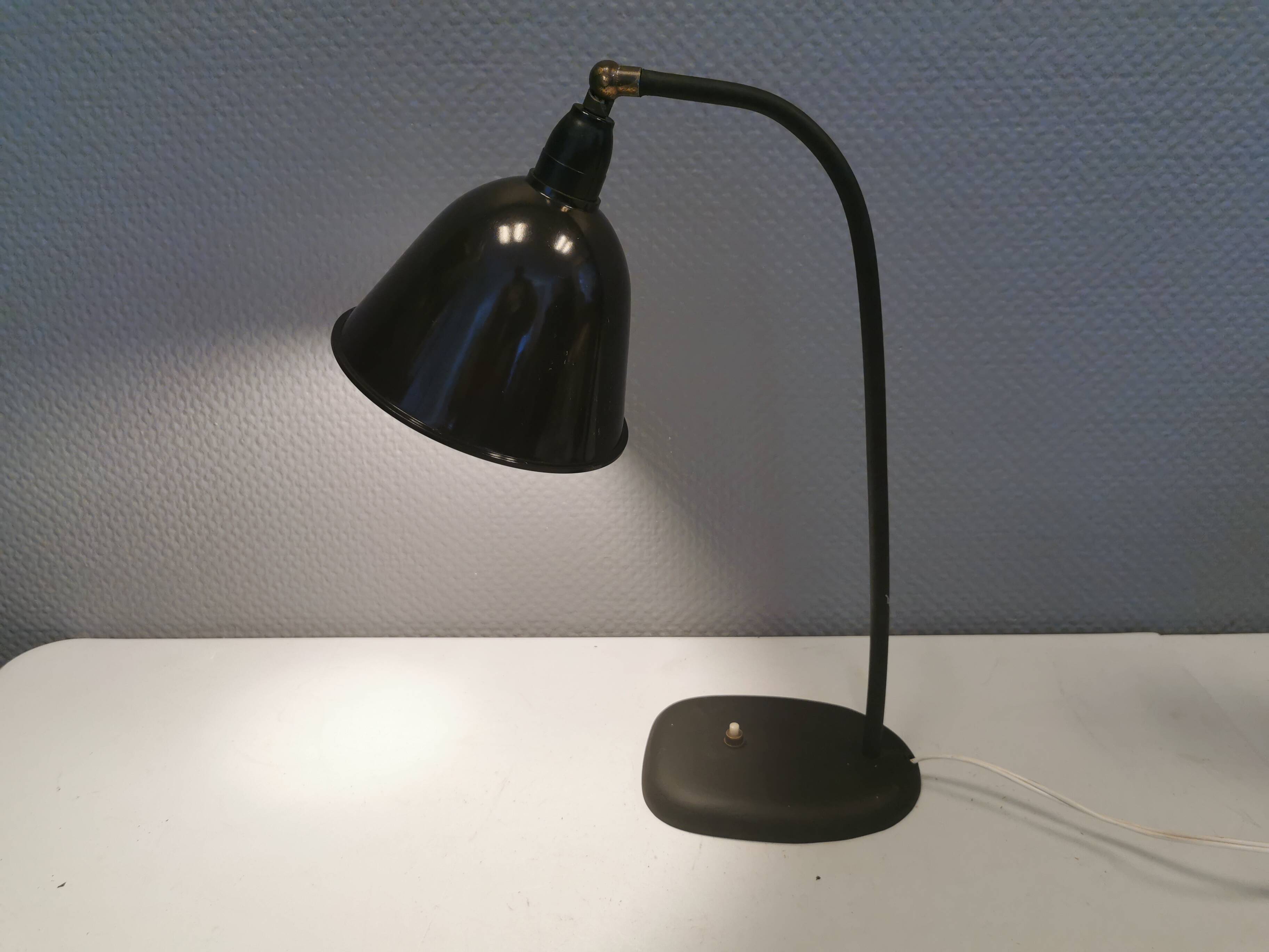 Lampe de table en bakélite et fonte, années 1950