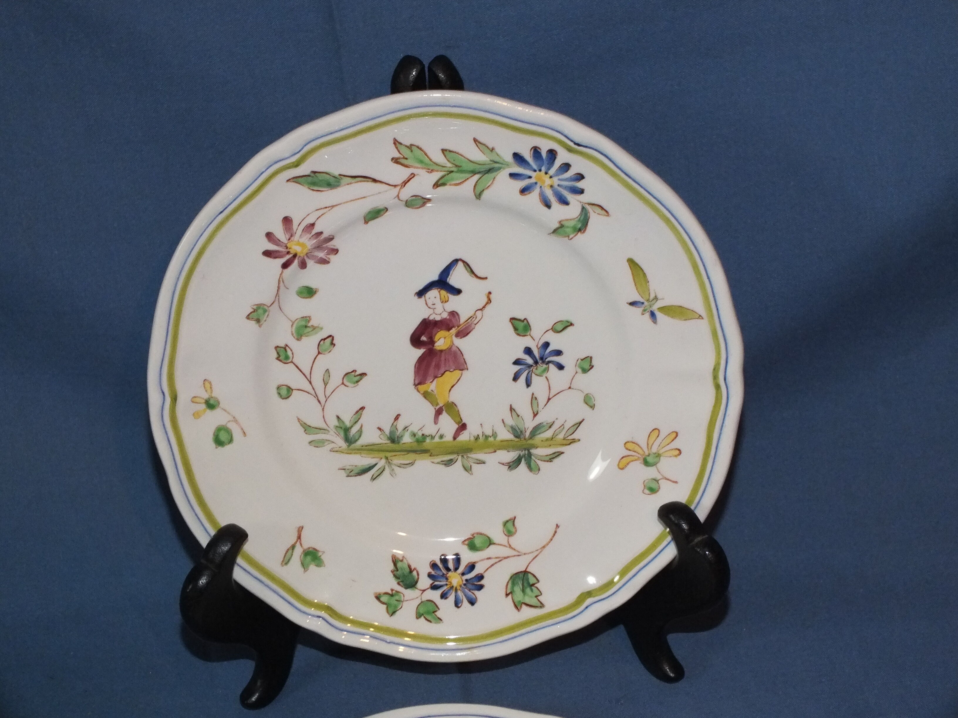 Pair of plates Moustiers décor to musician