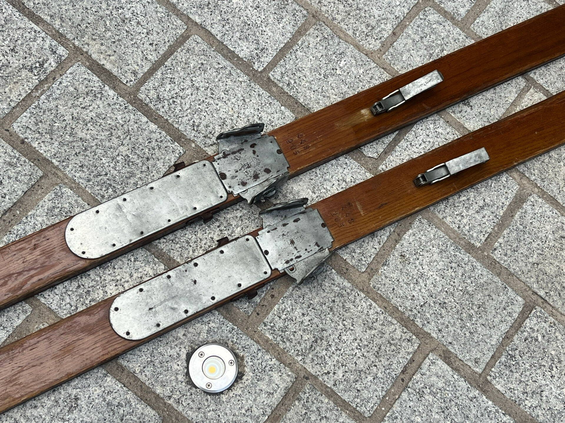 Paire de skis vintage en bois L=203 cm