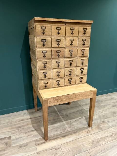 Shannon square table and 24-compartment business unit set