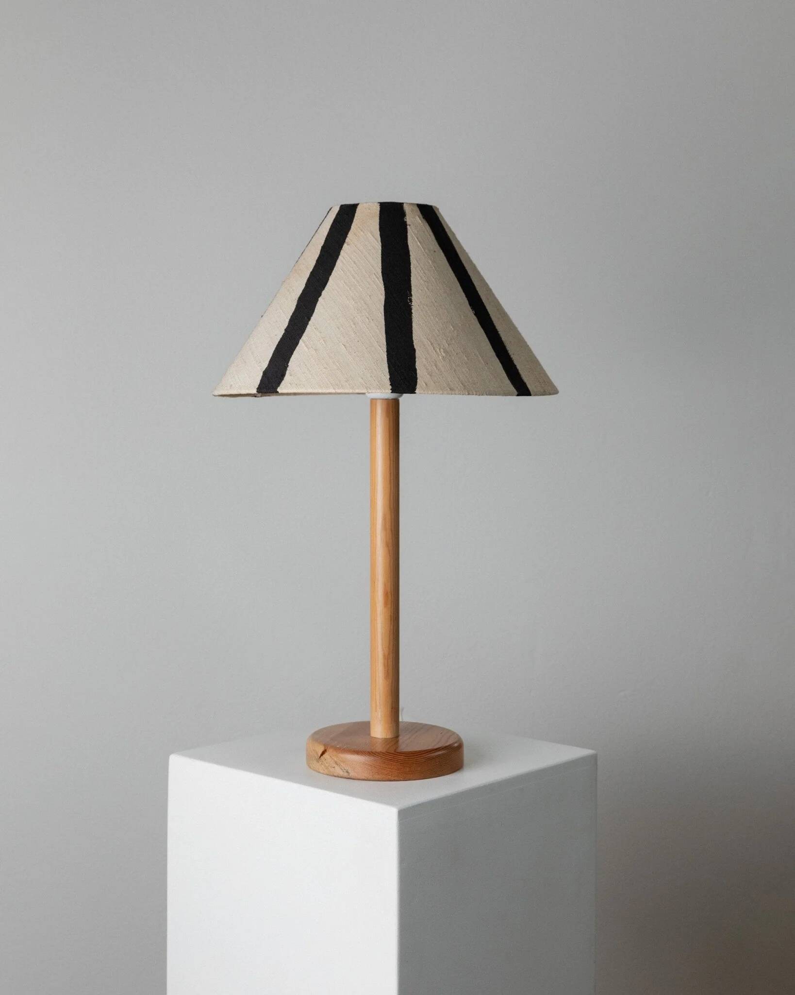 Lampe de table vintage Solbackens Svarveri 38B en bois de pin avec abat-jour en lin peint à la main – Beige