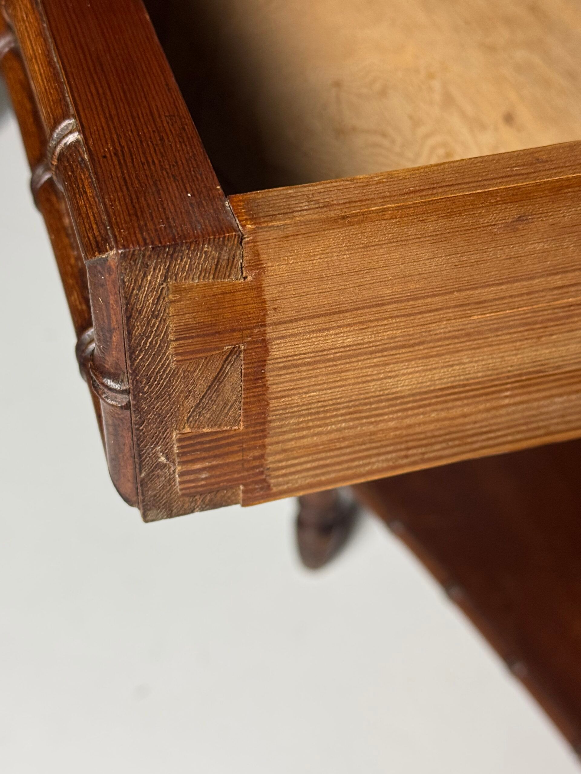 Table d'appoint en faux bambou vers 1900