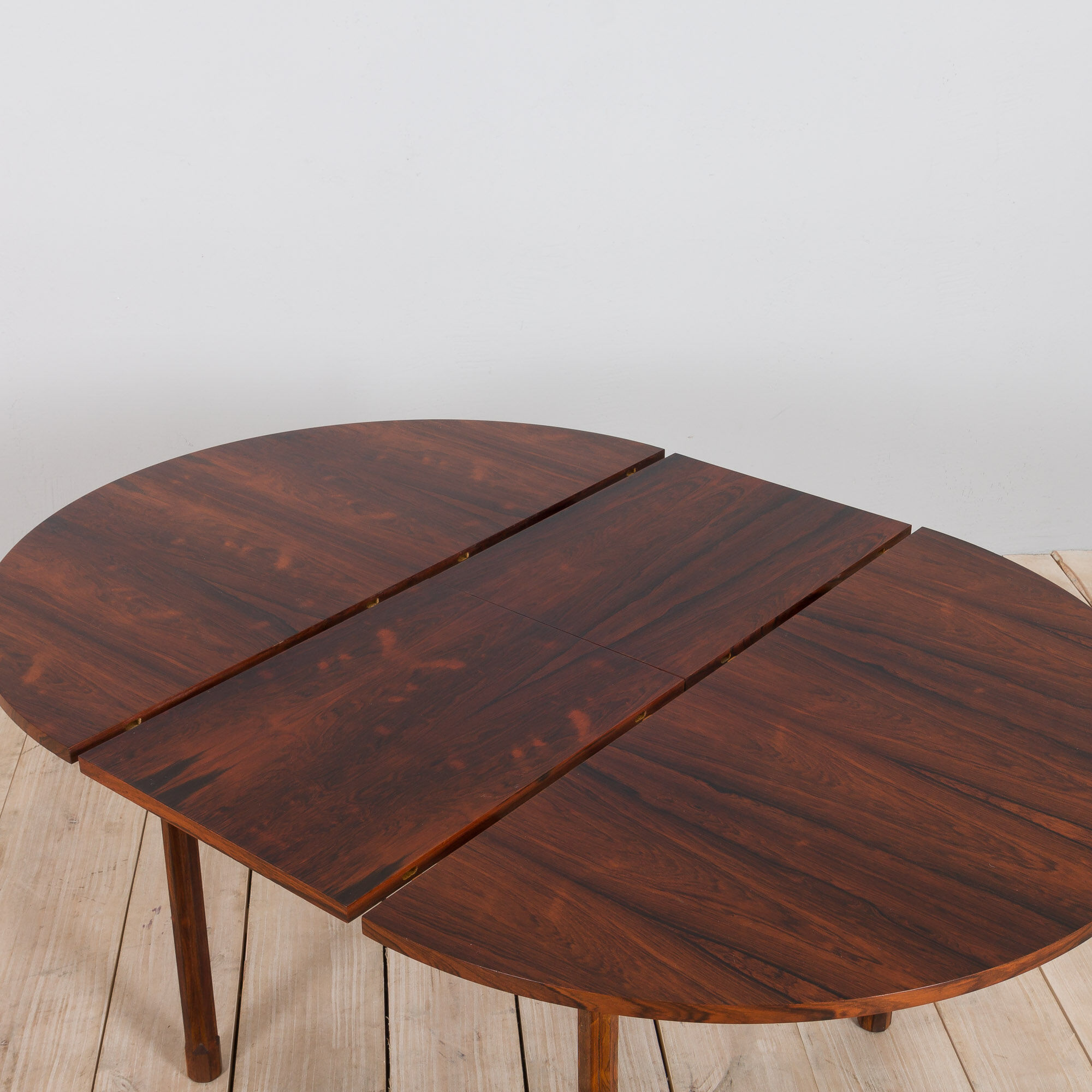 Italian mid century round extension dining table in Rosewood by Stildomus