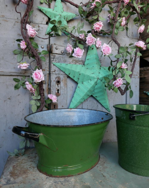 Lot of 3 pieces enamelled basins and bucket