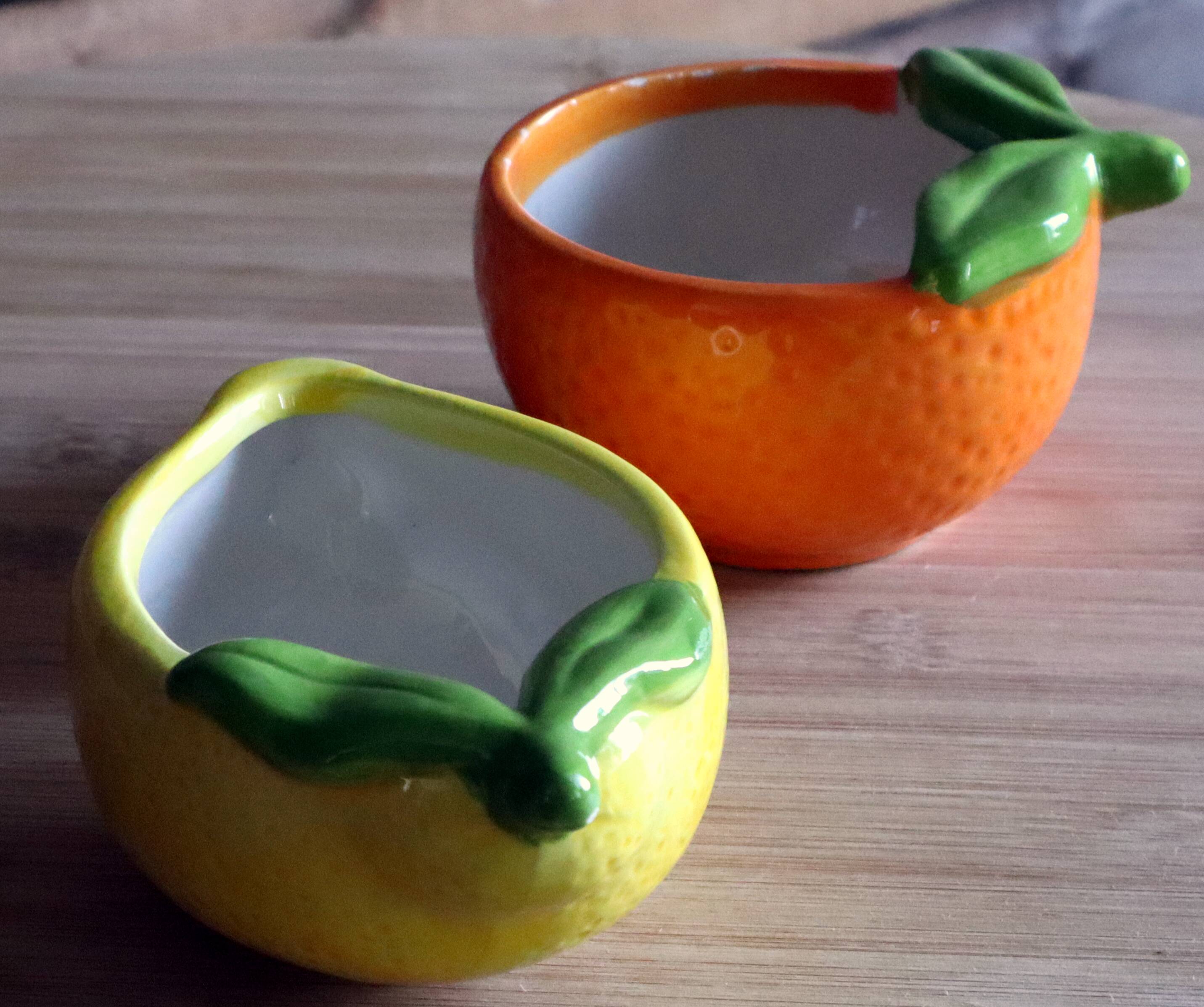Duo of bowls / Pocket emptiers in slipware – Lemon & Orange
