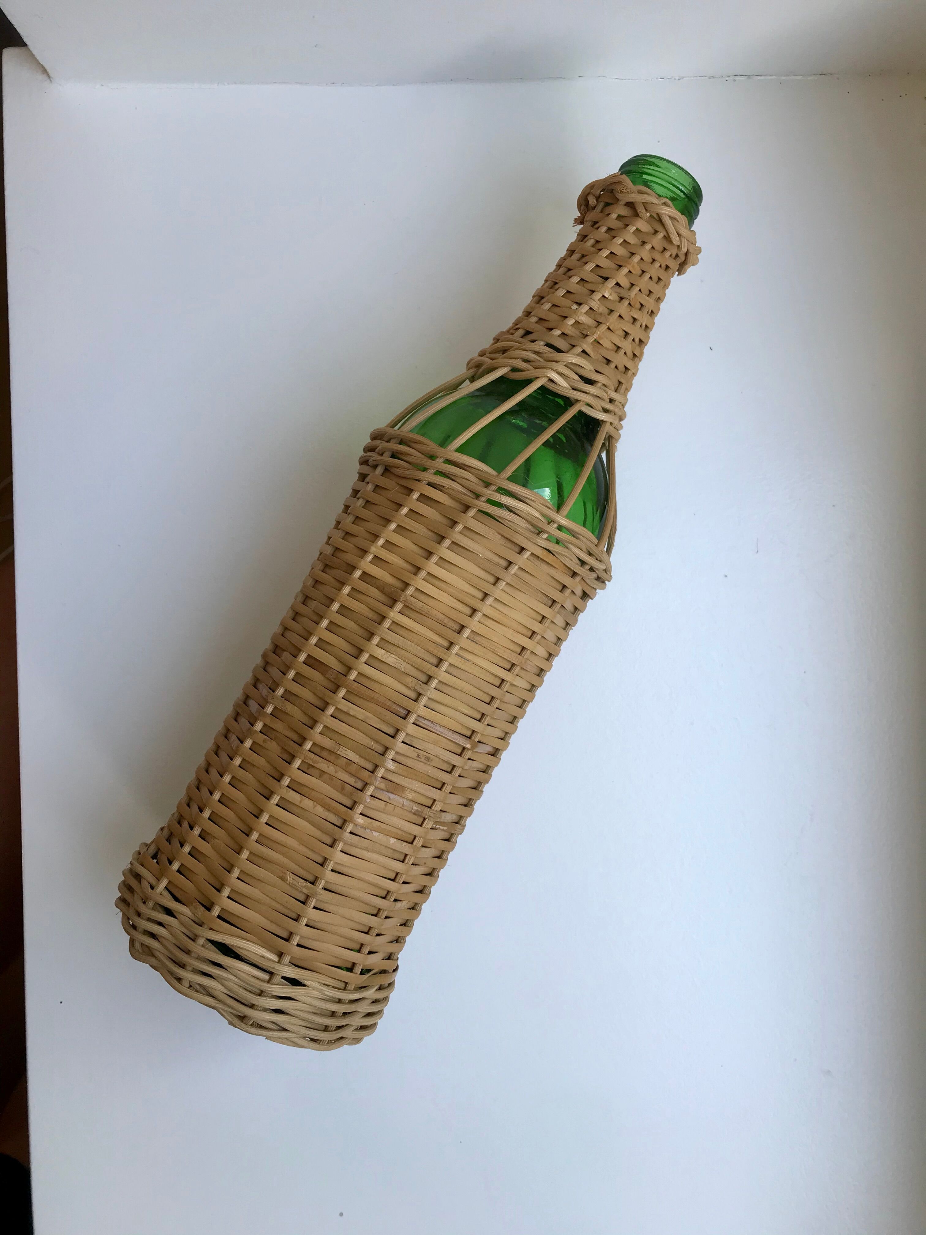 bouteille entourée de rotin années 70