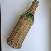 bouteille entourée de rotin années 70