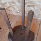 Tabouret tripode brutaliste