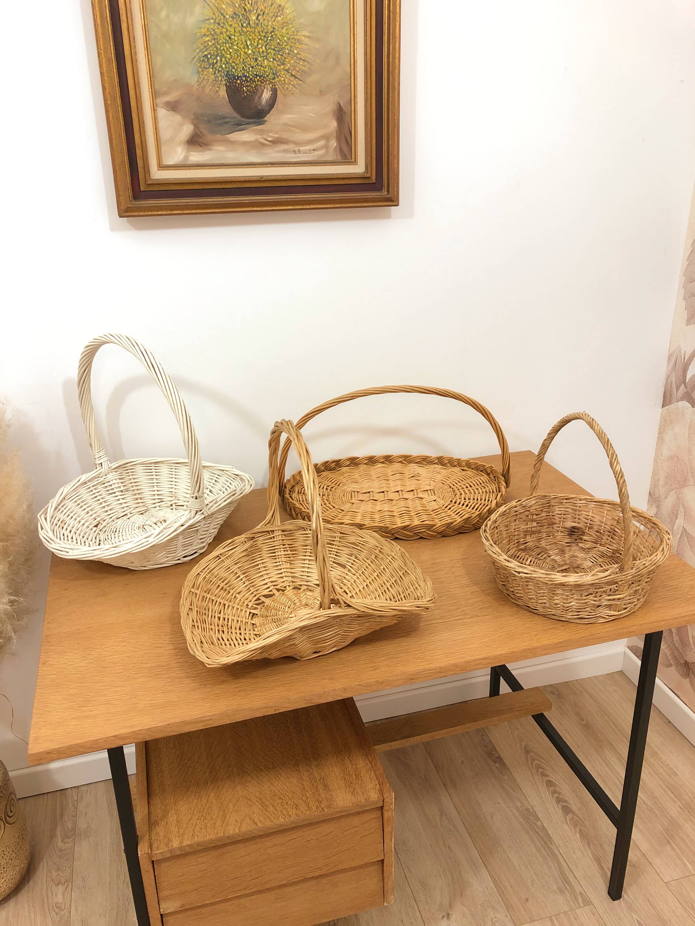 Natural wicker presentation basket