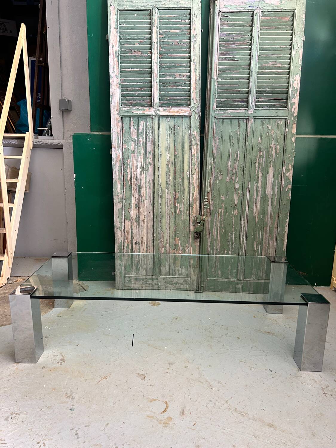 Table basse vintage moderniste en verre et chrome