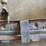 Devant de foyer, barre de cheminée, garde feu en bronze doré Louis XVI