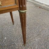 Louis XVI desk in solid wood and leather from the 20th century.