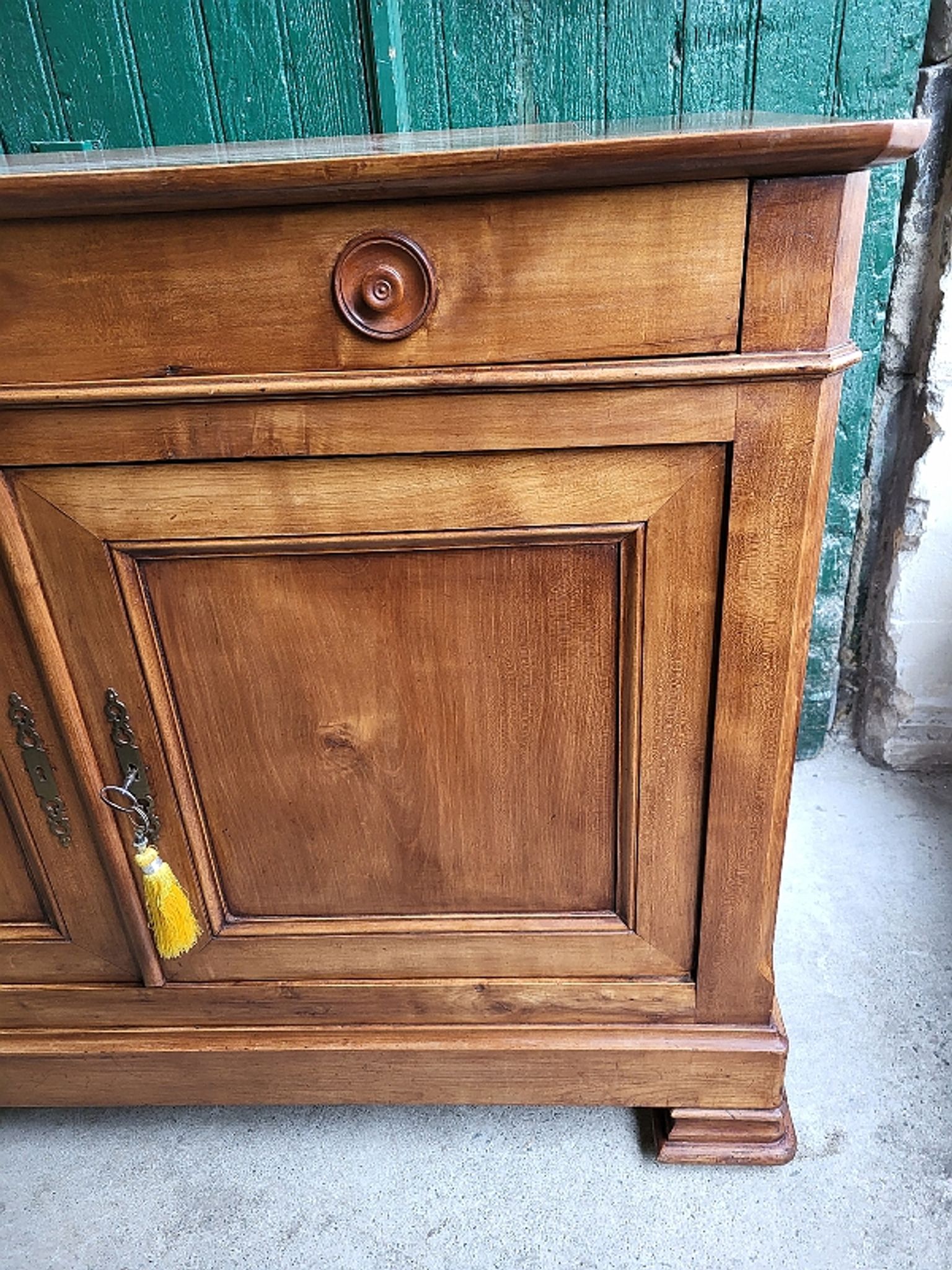 Bahut 2 doors 1 drawer louis philippe in blond walnut of the XlX th century
