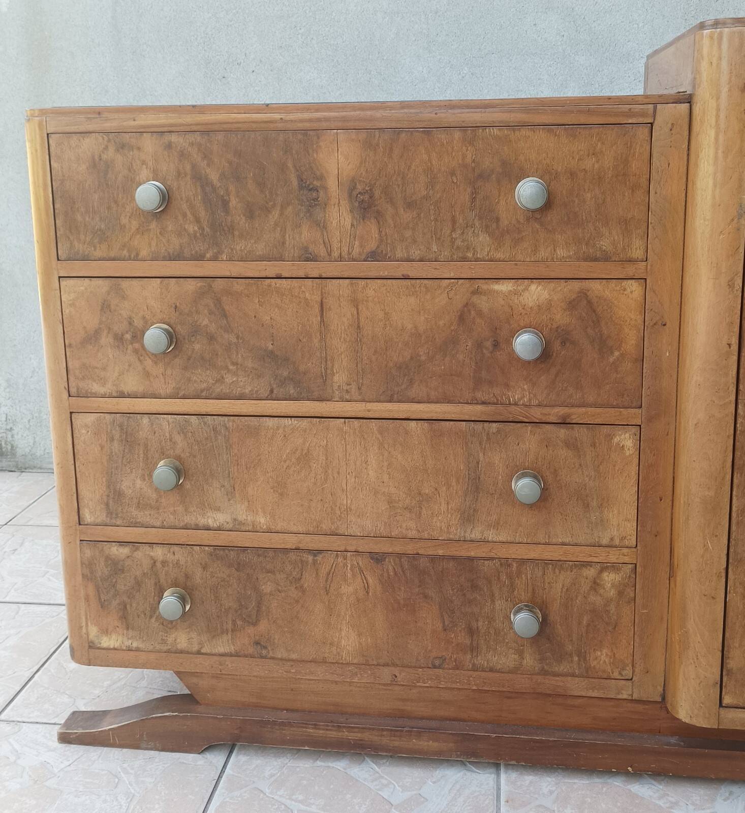 Art Deco buffet bar in walnut burl.