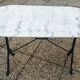 Table en marbre ovale blanche et noire, piètement fer forgé