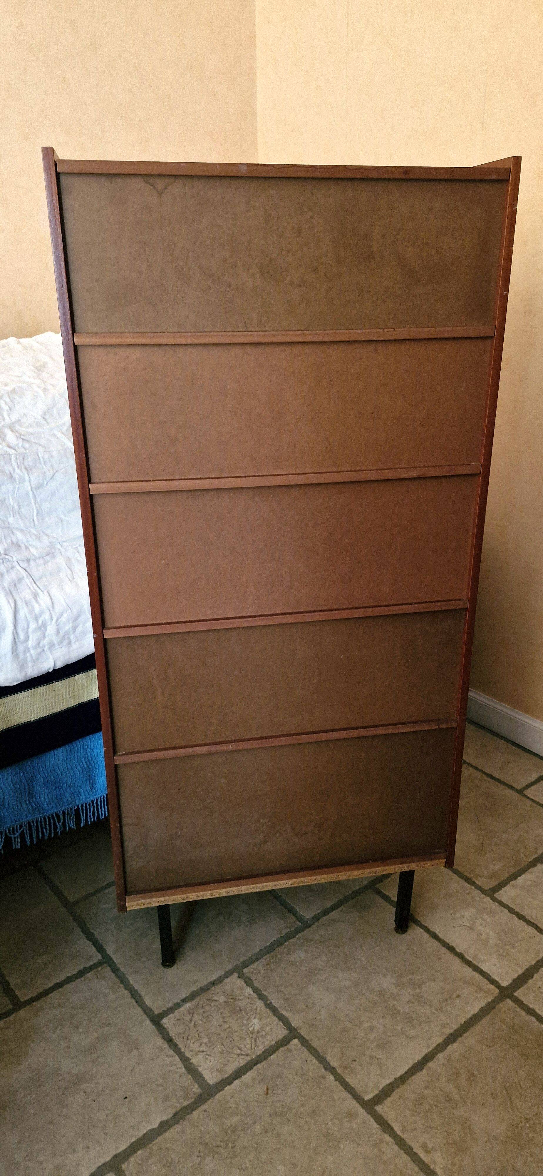 Vintage: Wooden display cabinet with 5 shelves, 4 metal legs.