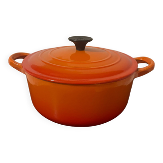 Le Creuset cast iron casserole dish number 5