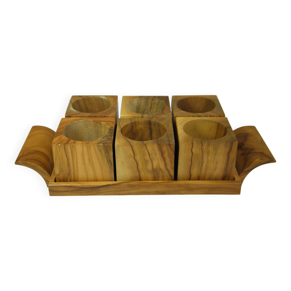 Six coquetiers sur plateau en bois