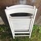 Paire de chaise pliante en bois blanc vintage