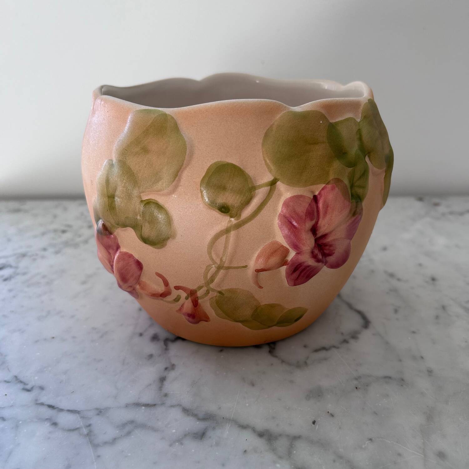 Cache pot en barbotine décor capucines 