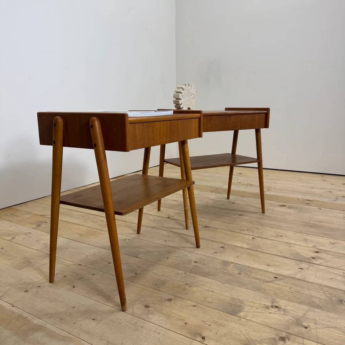 Paire de tables de chevet en teck par AB Carlström, 1960