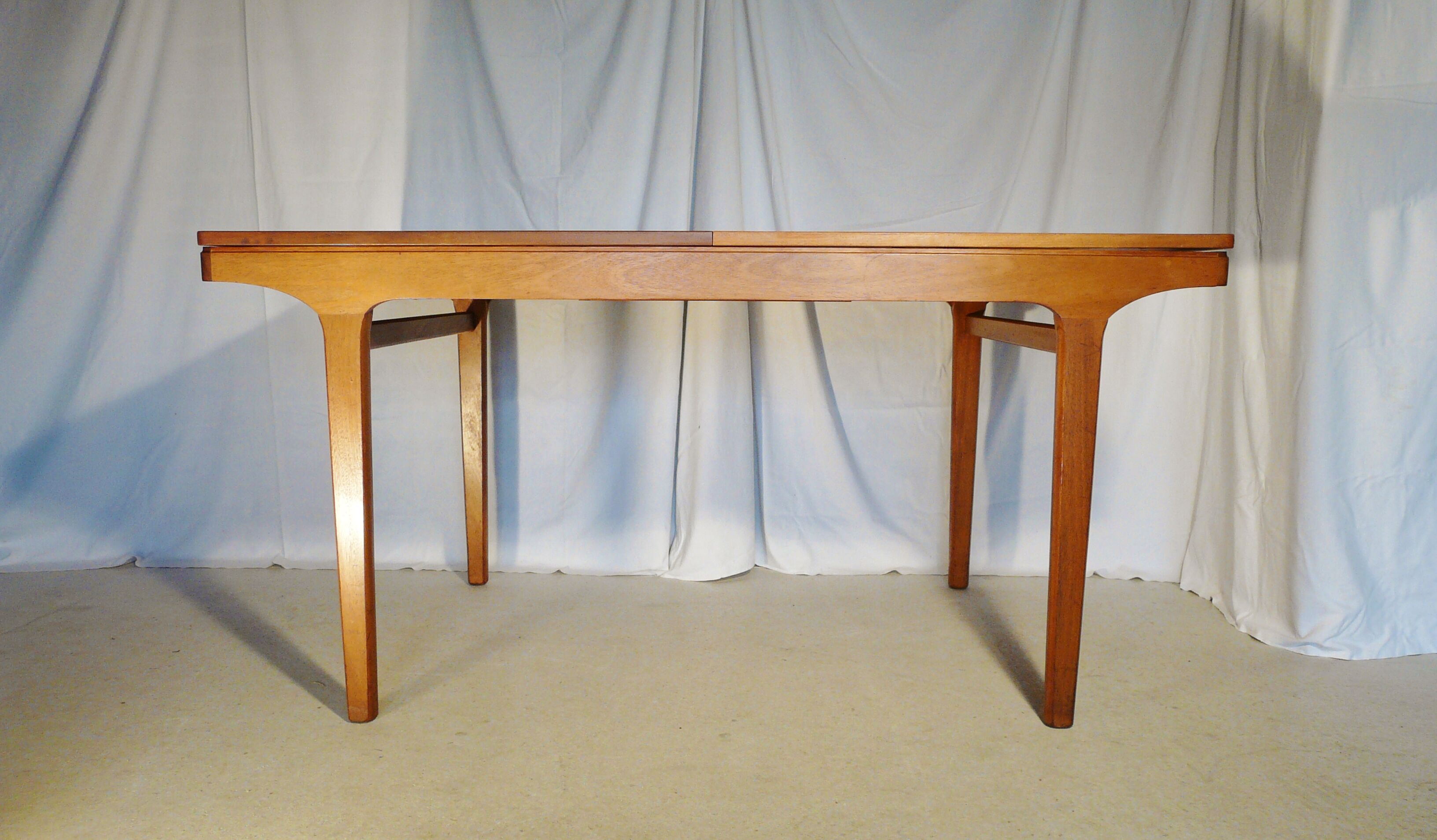 Scandinavian extendable rectangular table in blond teak