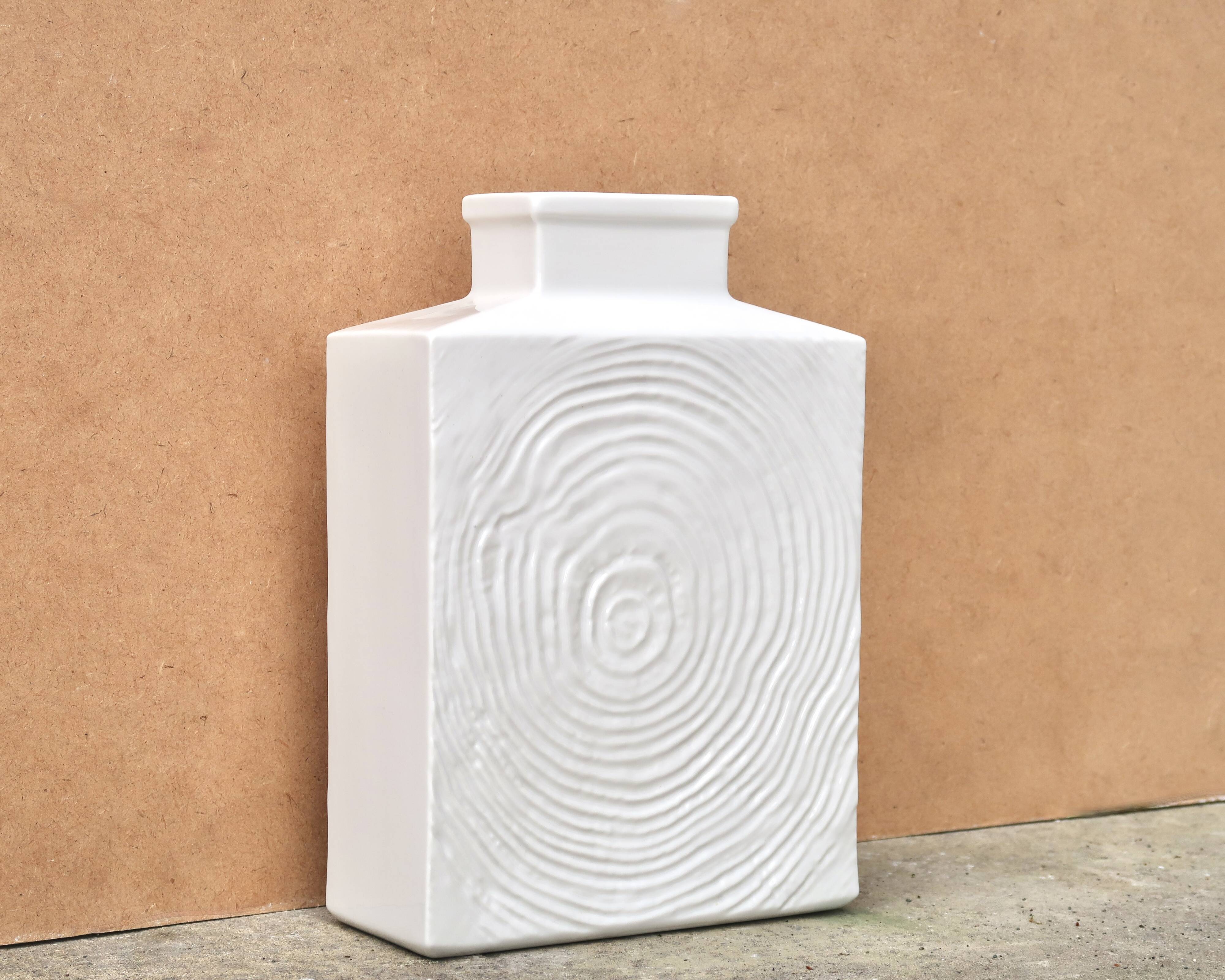 Imposing white Sgrafo Modern vase in porcelain, 1960s.