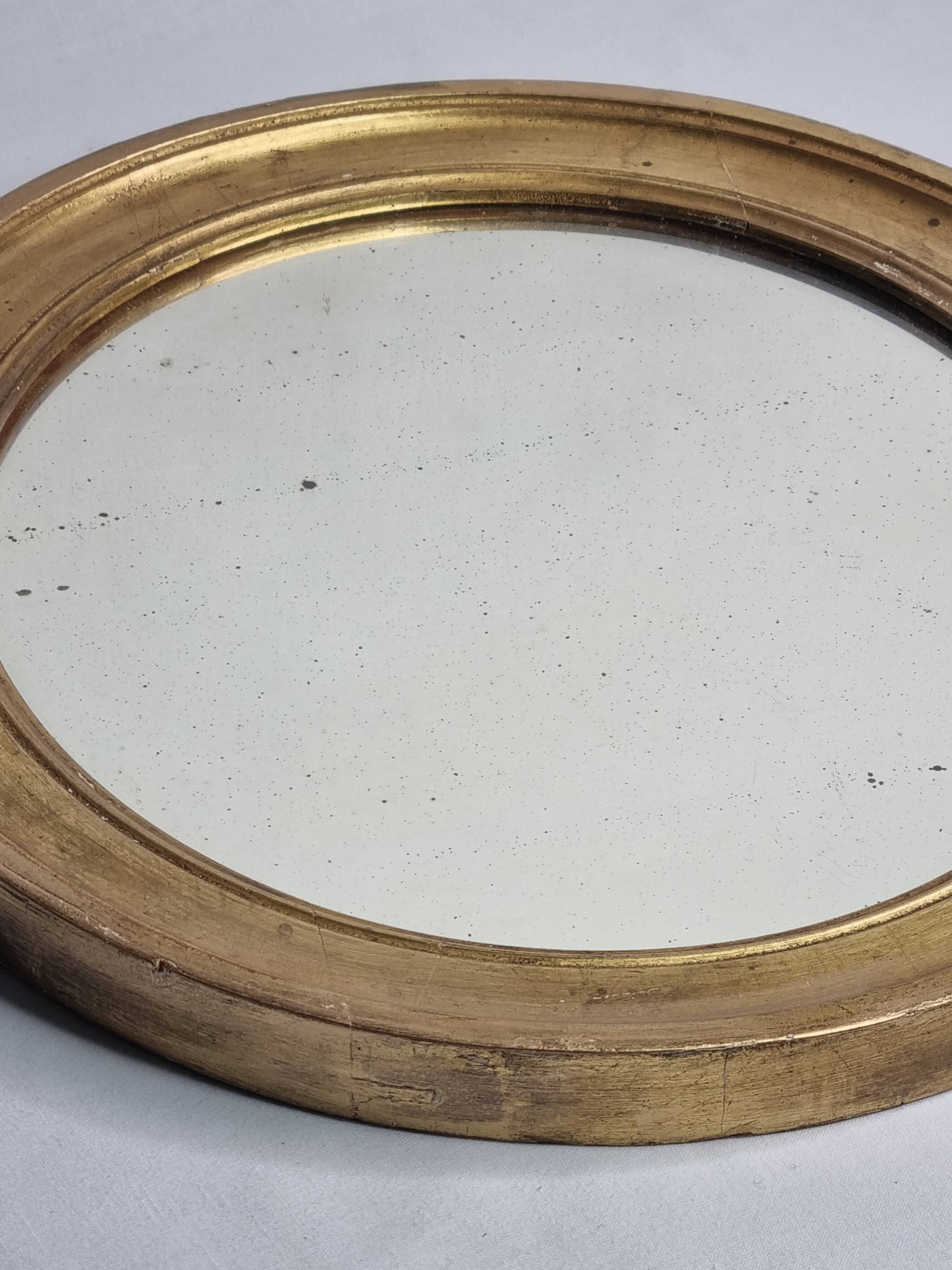 Antique round mirror in gilded wood, original patinated glass from the 19th century, 34 x 37 cm.