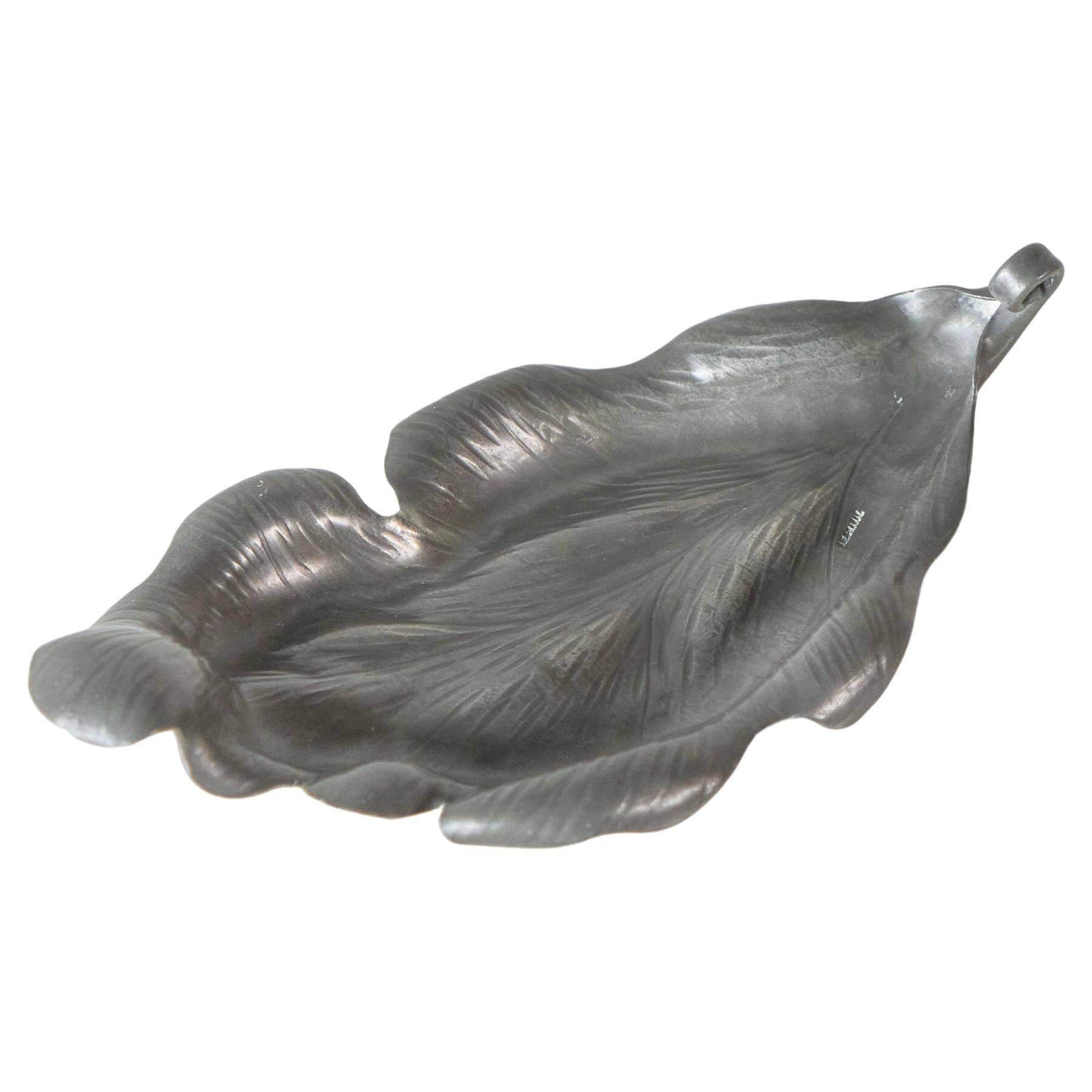 Mid-century leaf-shaped tray in tin from the 1960s.