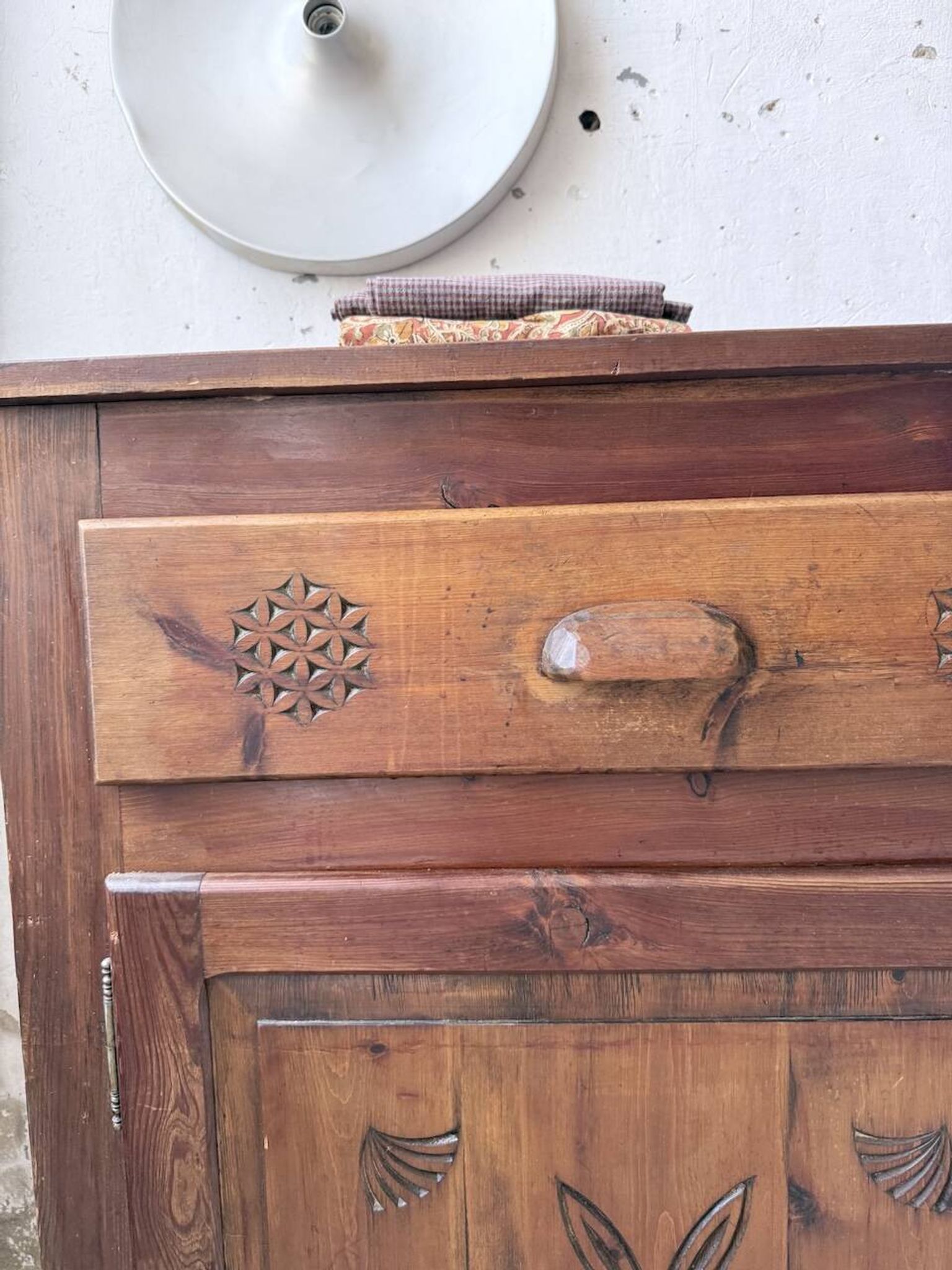 Meuble de rangement confiturier art populaire savoyard 1950