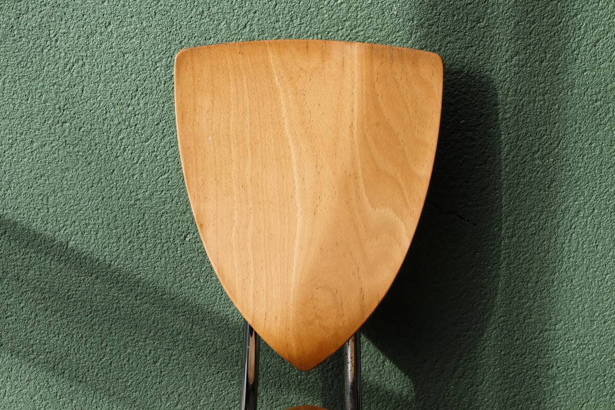 Set of two pairs of vintage 1970s chairs, in chrome metal and beech.