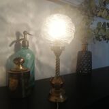 Lampe ancienne en laiton et globe en verre moulé