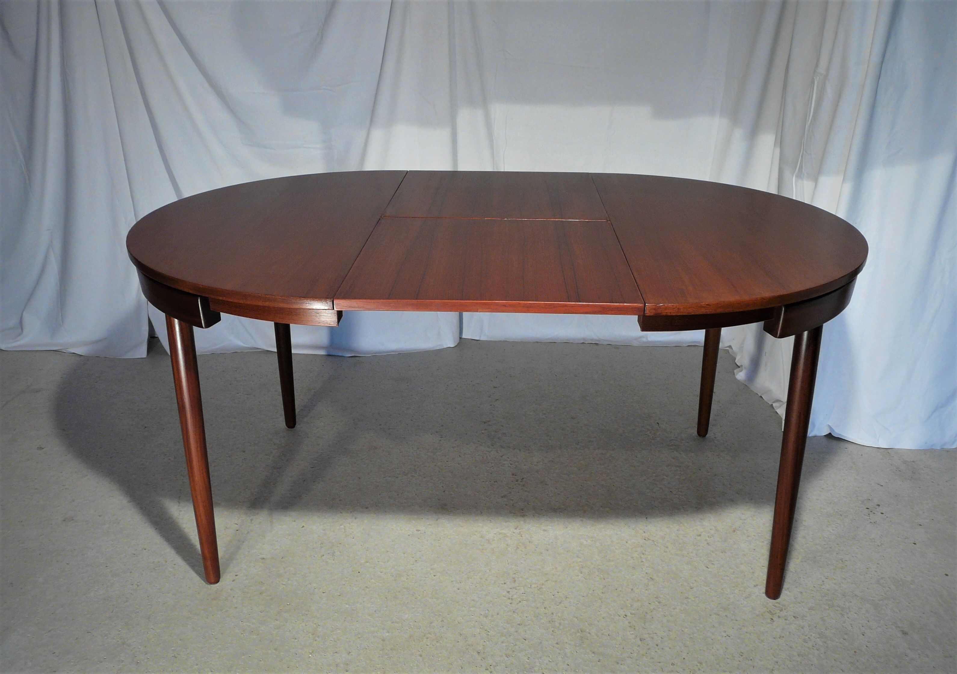 Scandinavian extendable round table Hans Olsen