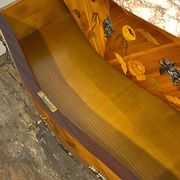 Commode Louis XV galbée, dessus de marbre, bronzes et marqueterie