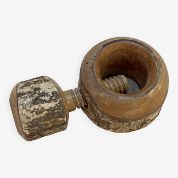Casse noix noisettes vintage en bois à vis campagne rustique
