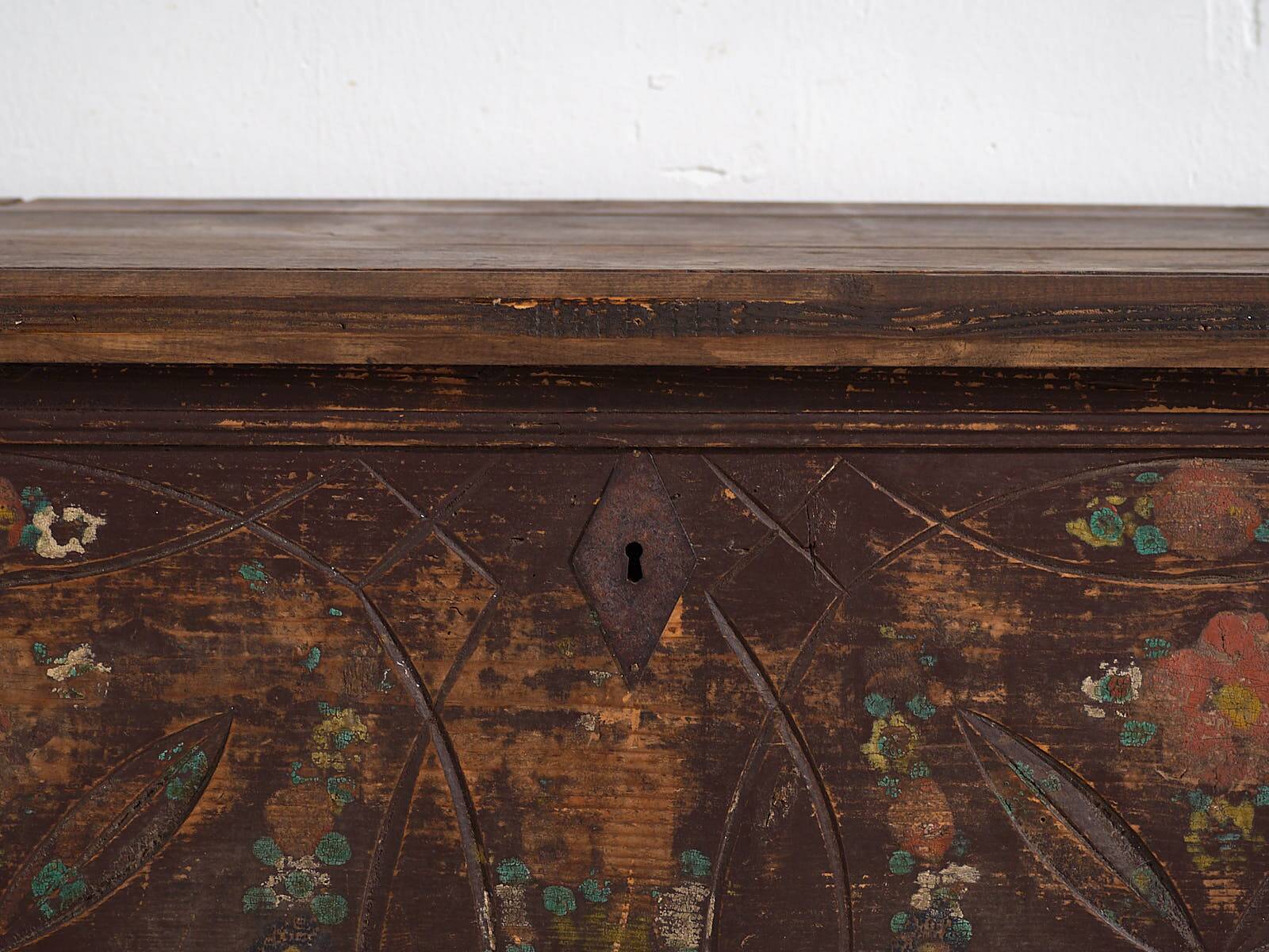 Antique wedding chest with raised plant decoration (circa 1820)