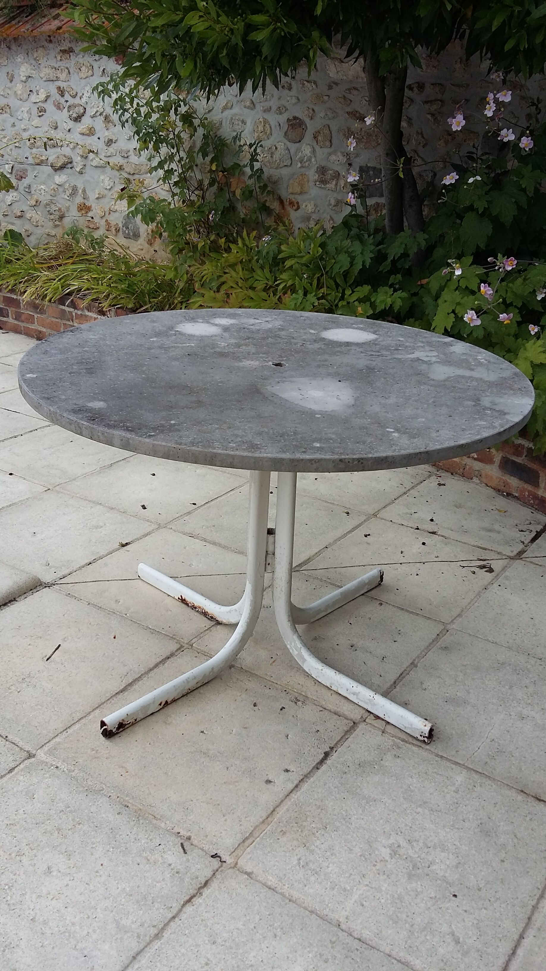 Round marble garden table