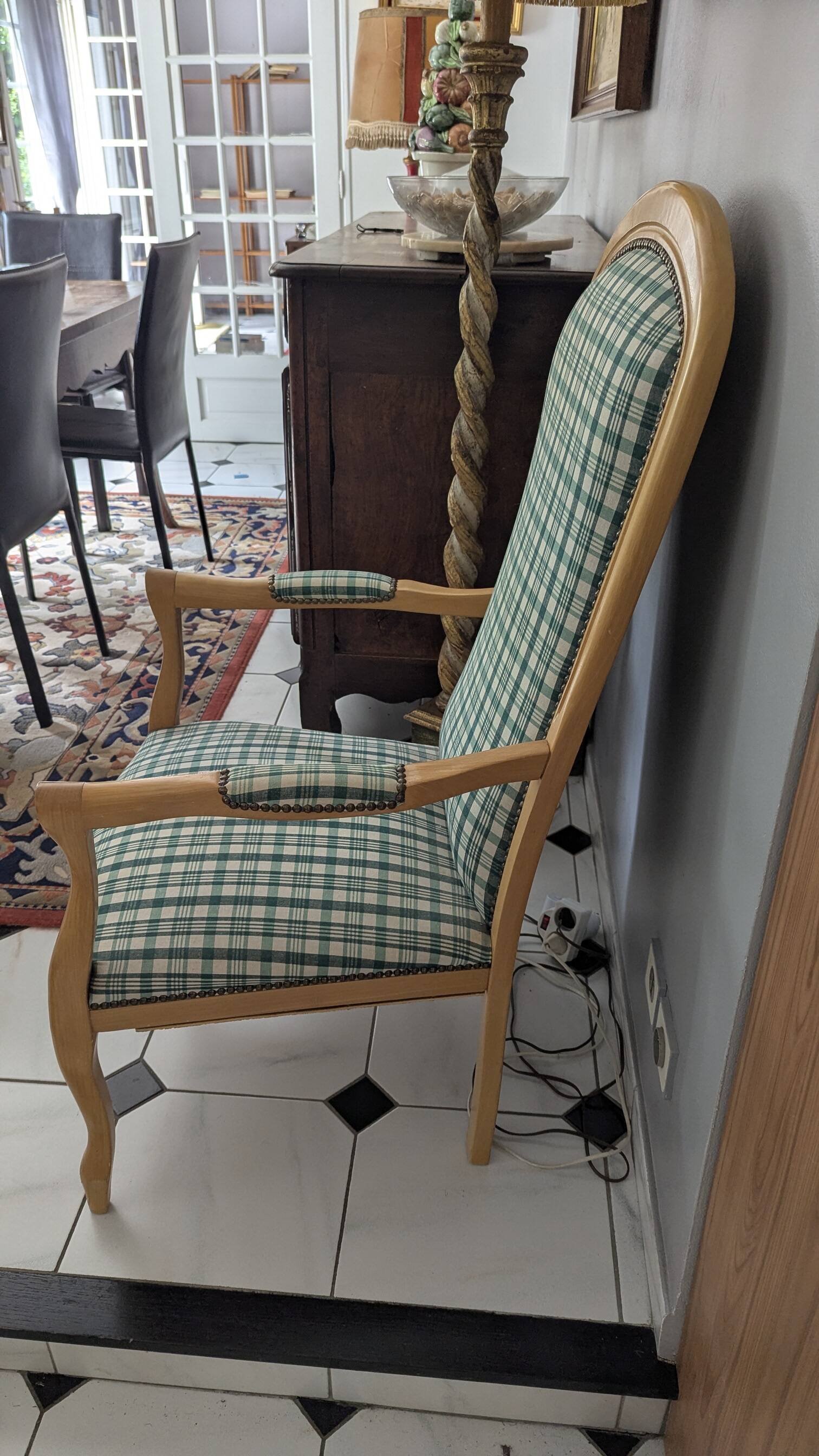 Fauteuil cabriolet / style Louis Philippe en parfait état – Tissu écossais