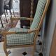 Fauteuil cabriolet / style Louis Philippe en parfait état – Tissu écossais