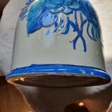 Ceramic pourer with flat bottom and pinched nose