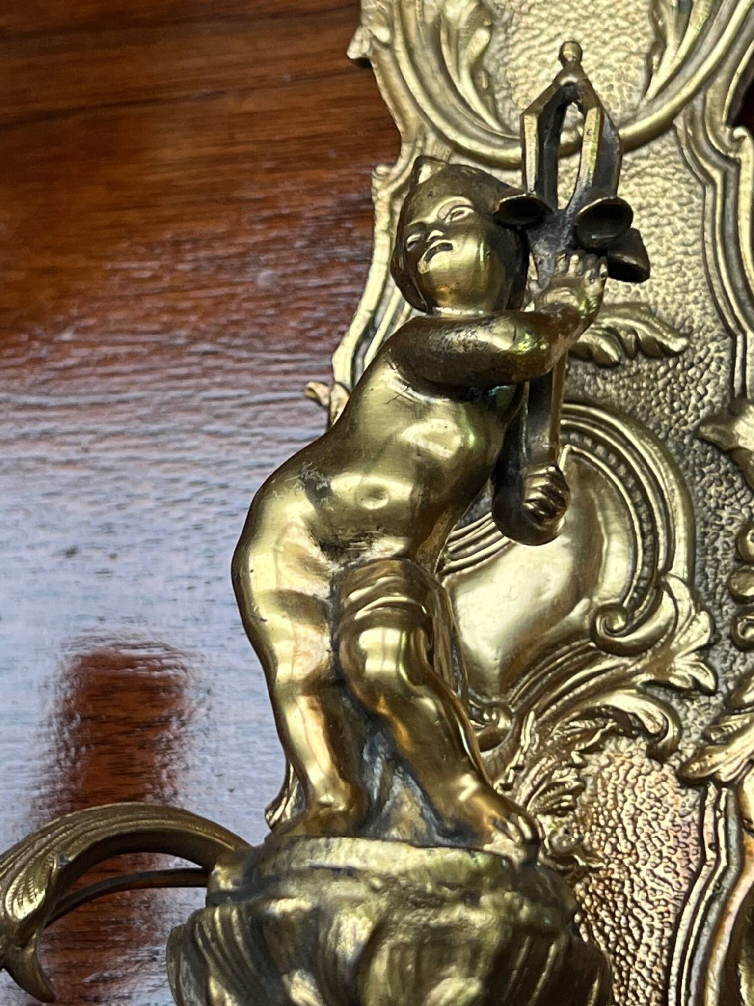 Paire d'appliques de style Louis XV. Bronze massif doré.
