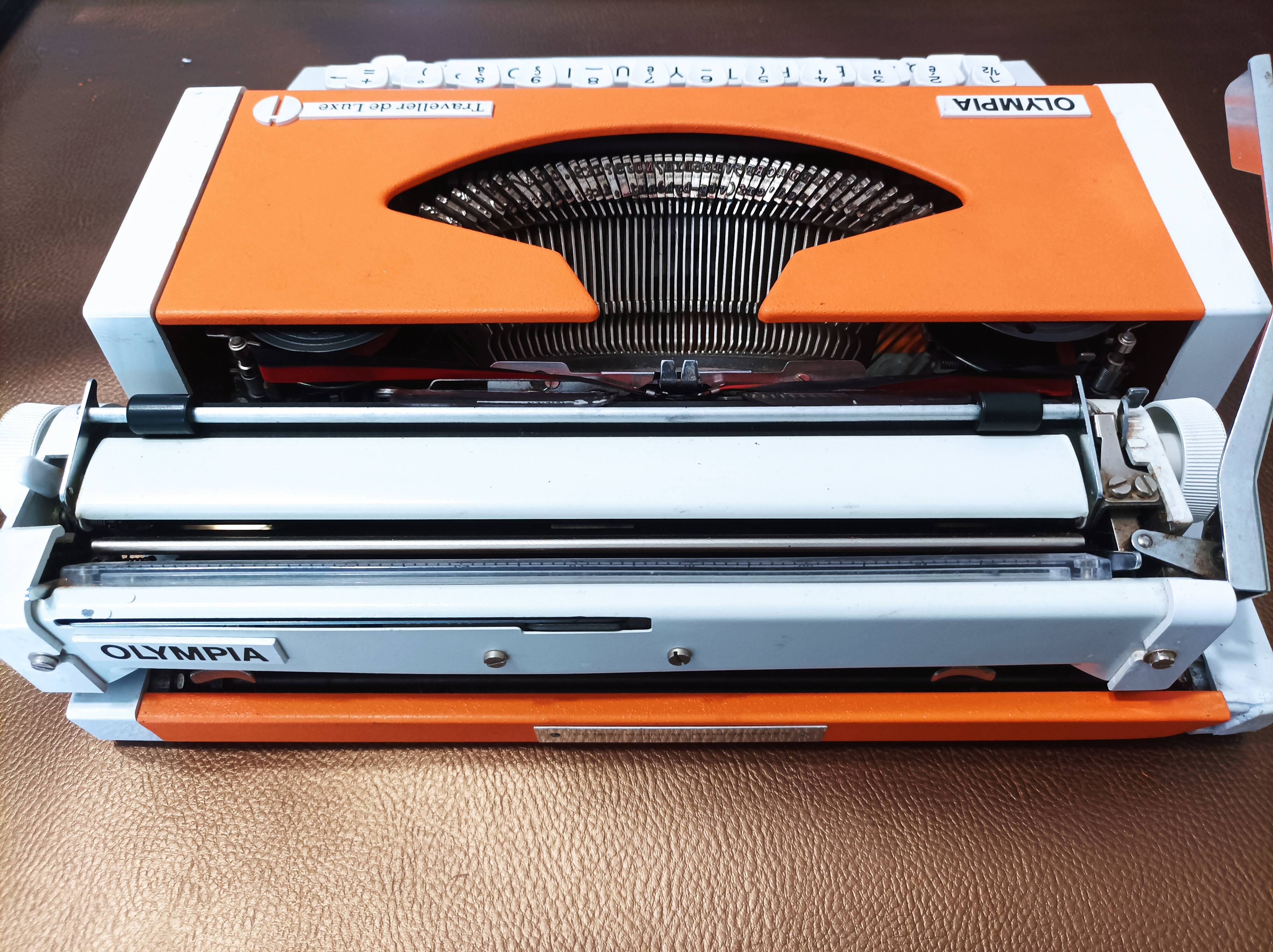 Olympia traveller orange luxury typewriter