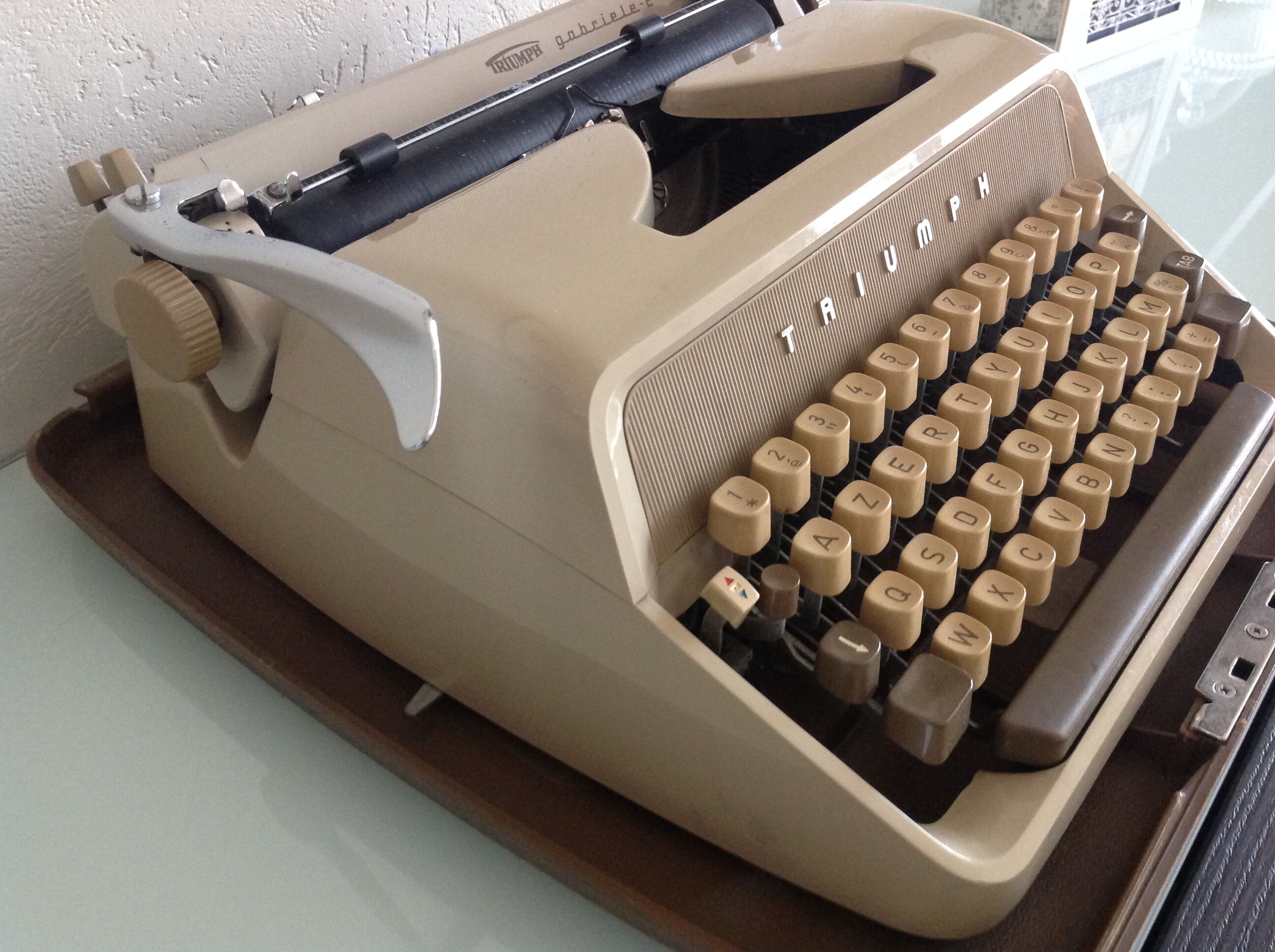 Triumph Gabriele E beige/ vintage 60s writing machine