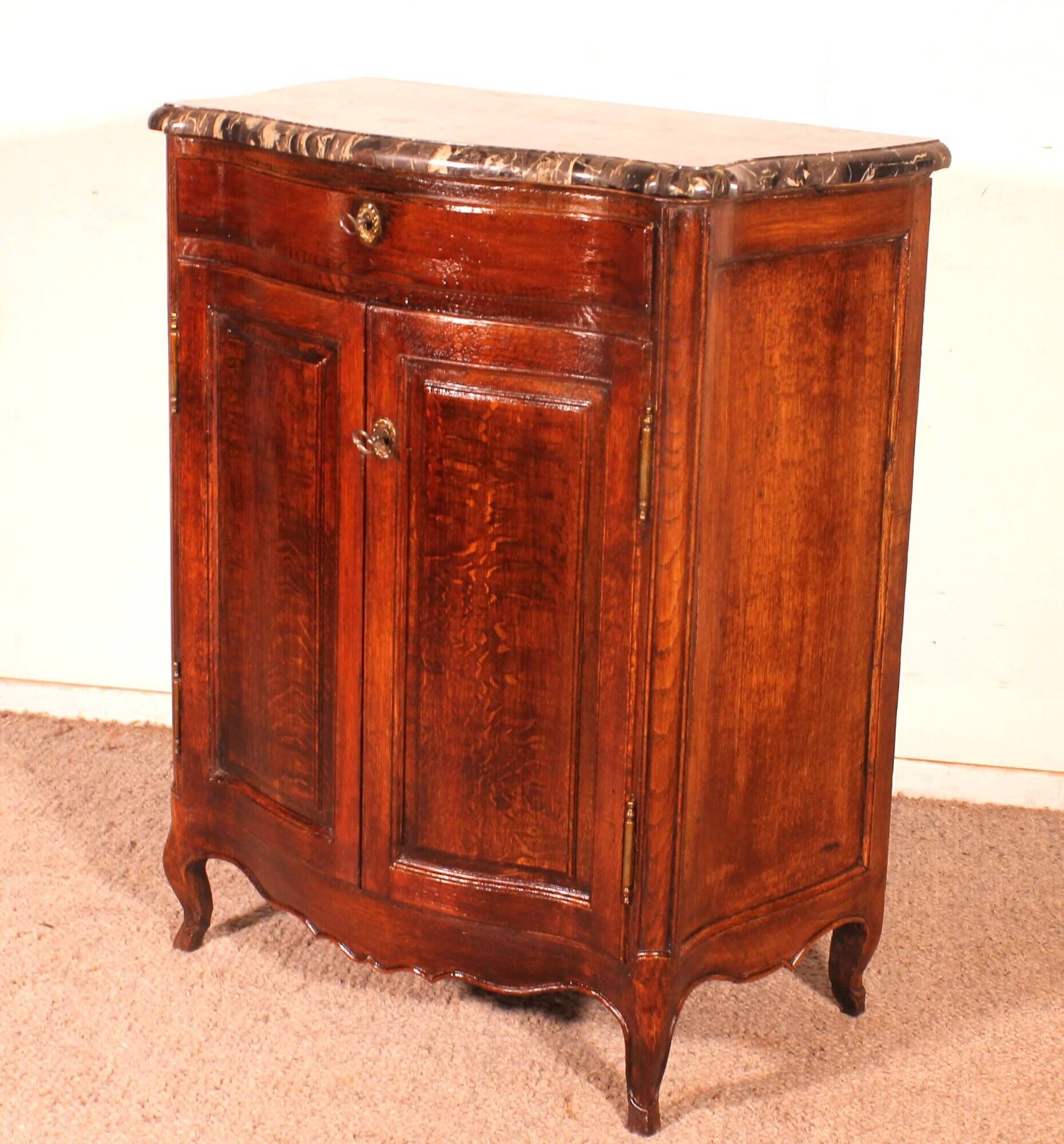Superb Louis XV style buffet from the 18th century in oak.