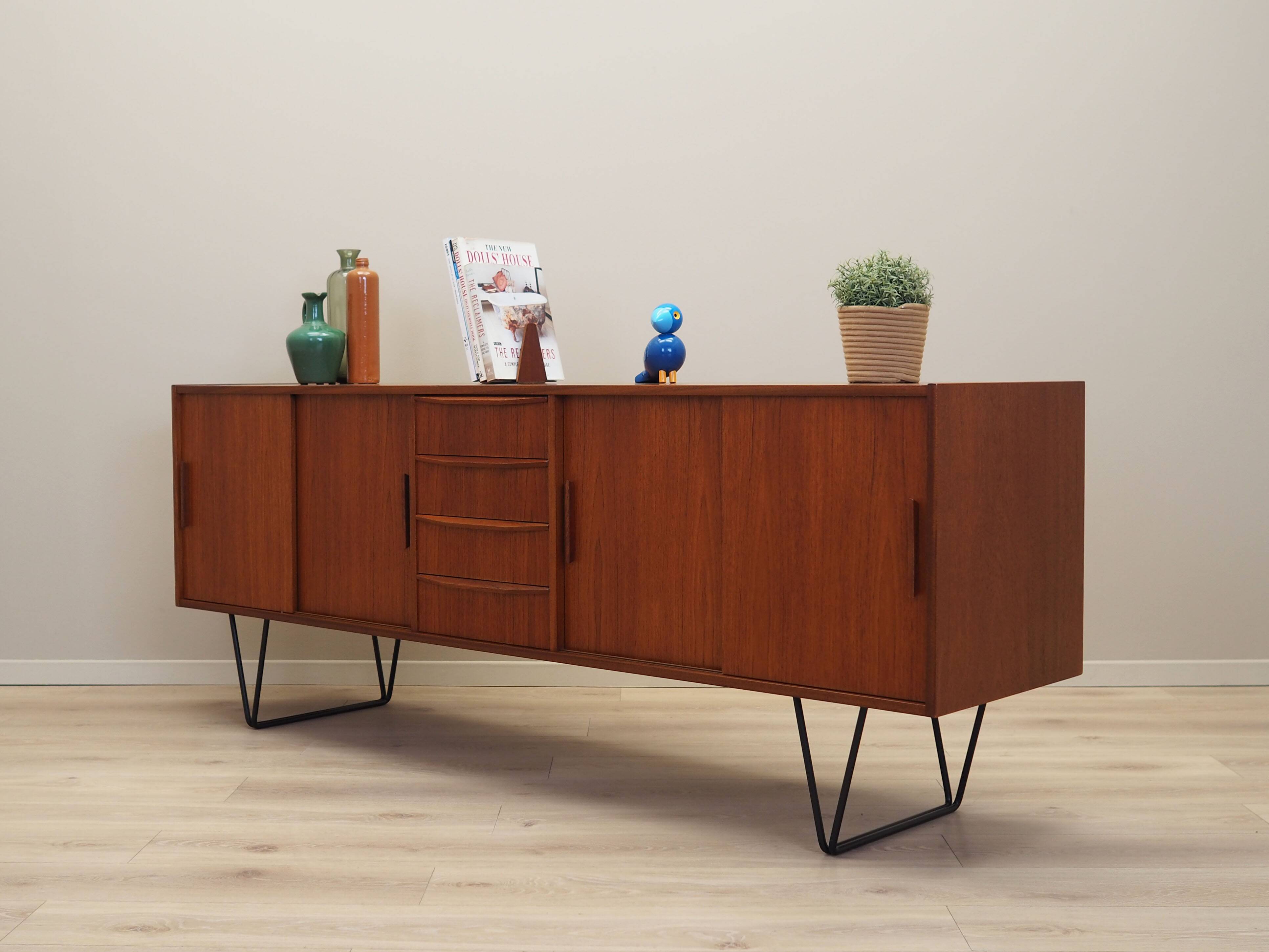 Buffet en teck, design danois, années 1970, production : Danemark