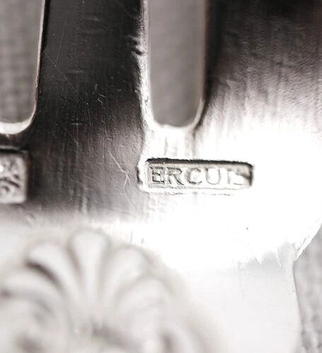 Ercuis Maintenon, Shell, 12 fish forks, 24 pieces in silver-plated metal.
