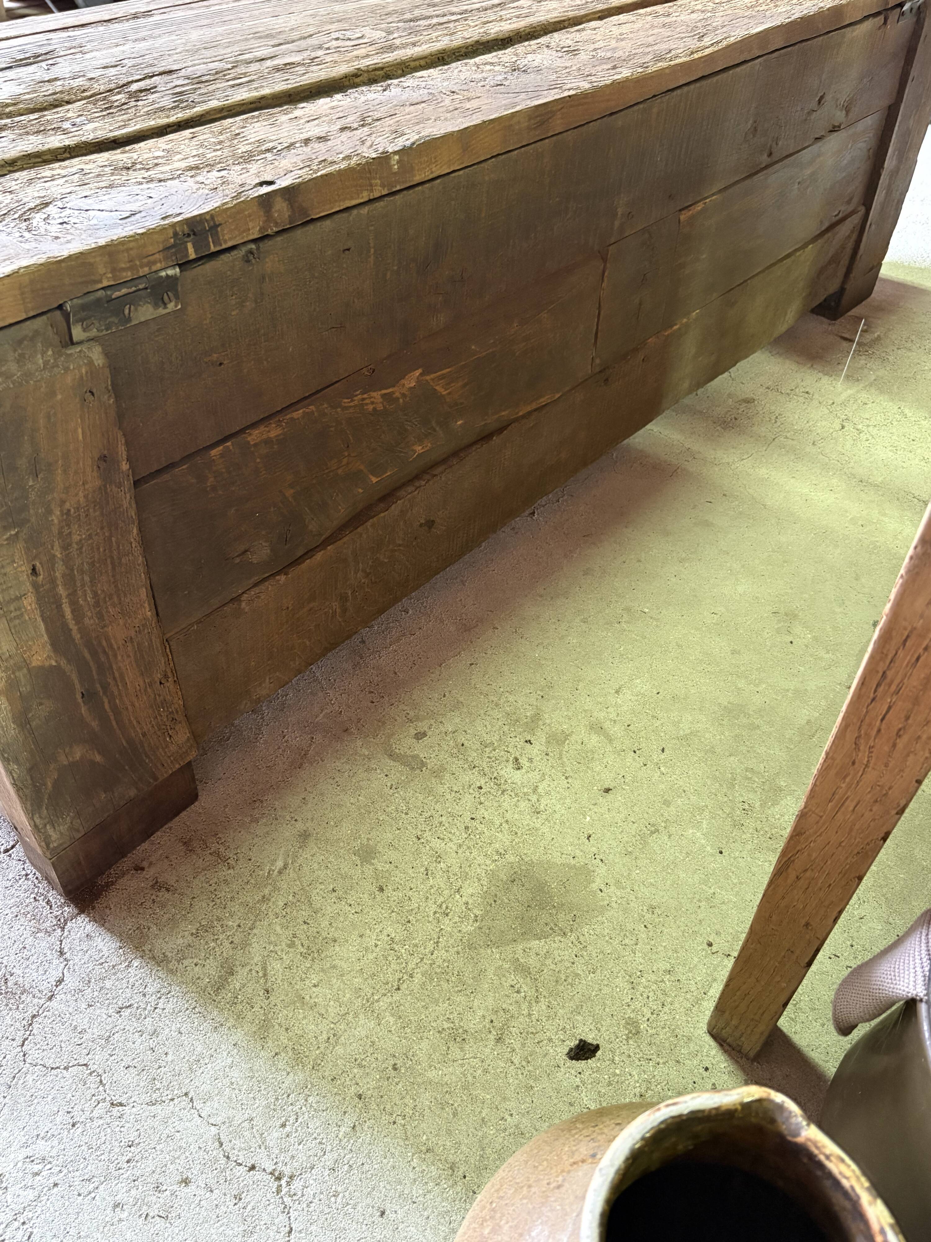 Maie ancienne en bois massif