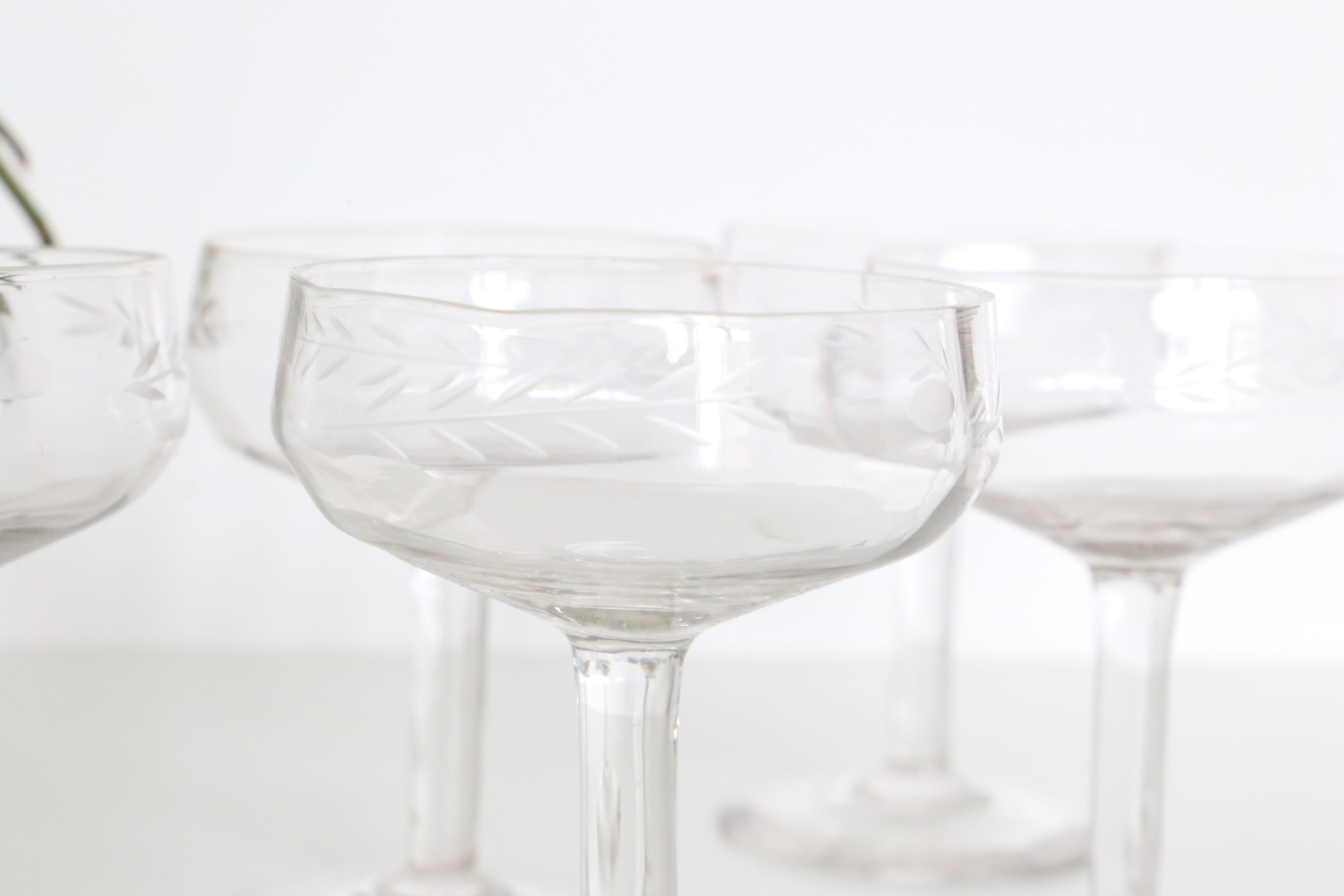 Set of 5 chiseled glass champagne cups
