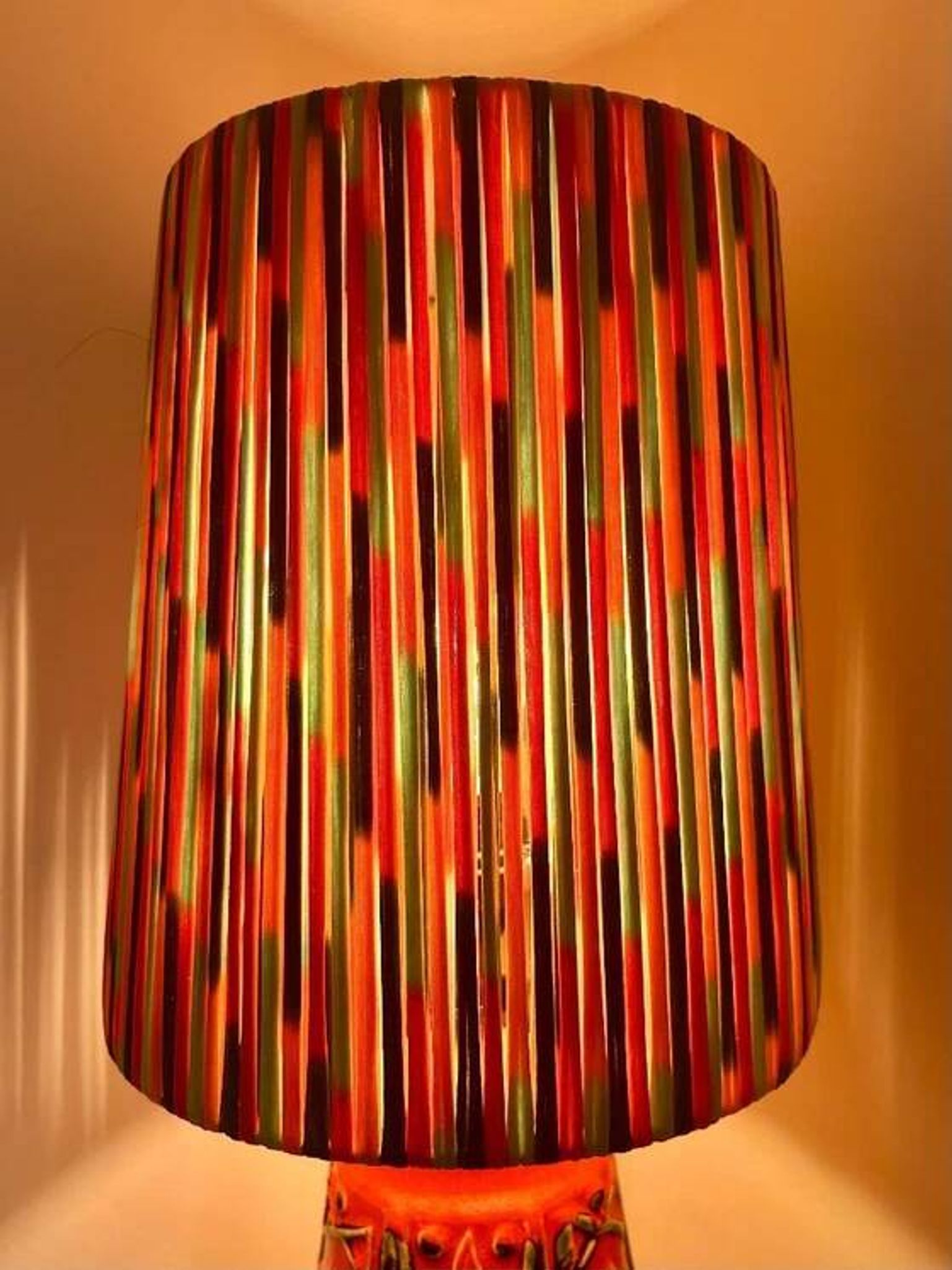 Lampe de table d'ambiance upcyclée à partir d'un vase en céramique Übelacker.